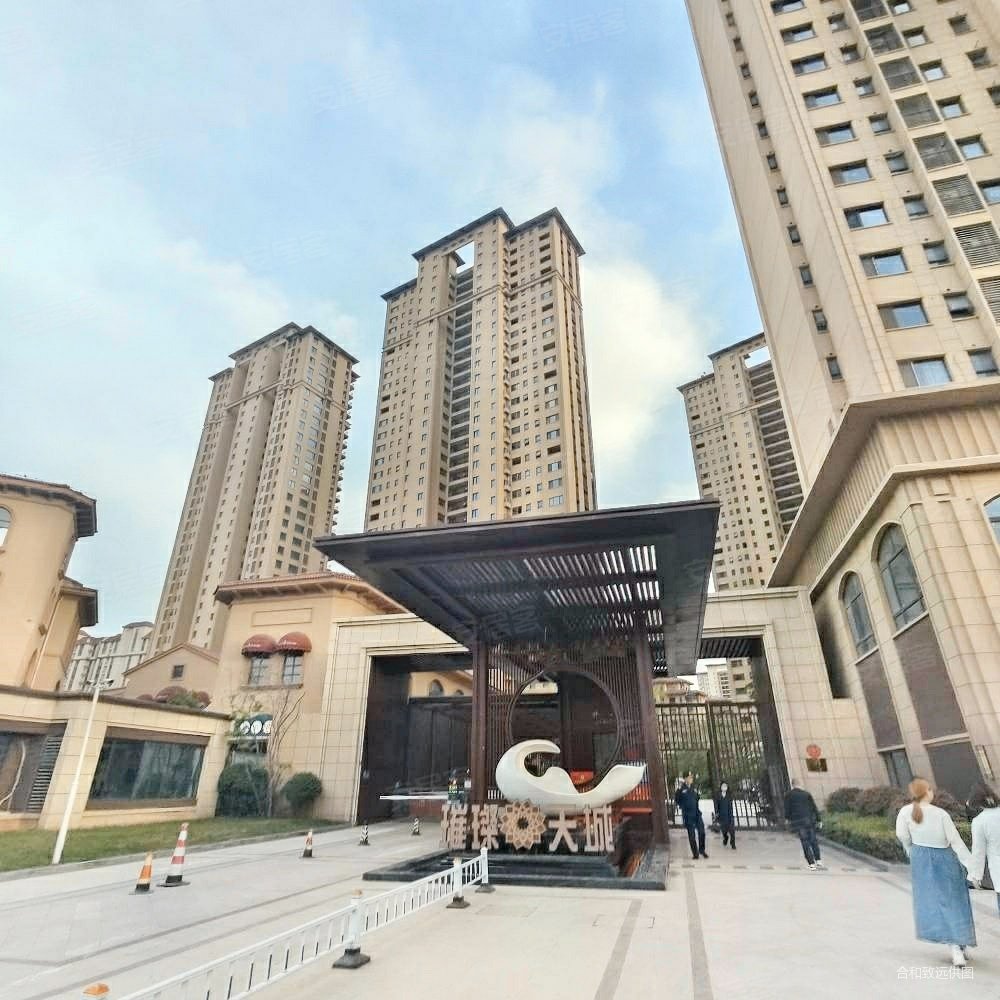 绿地璀璨天城3室2厅2卫157.46㎡南北240万