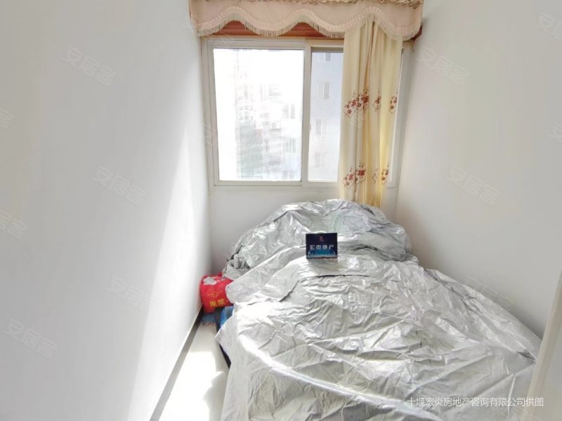 单价3000住市区武当路美地天城对面康元阁方正三室