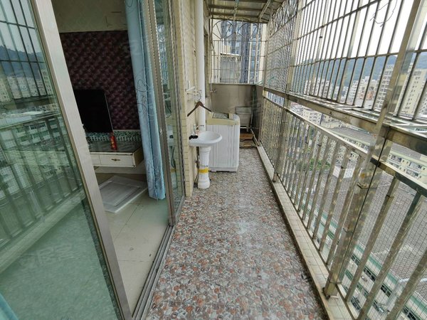 深圳宝安石岩恒富花园上屋地铁口300米 恒富花园小区 精装高层三房