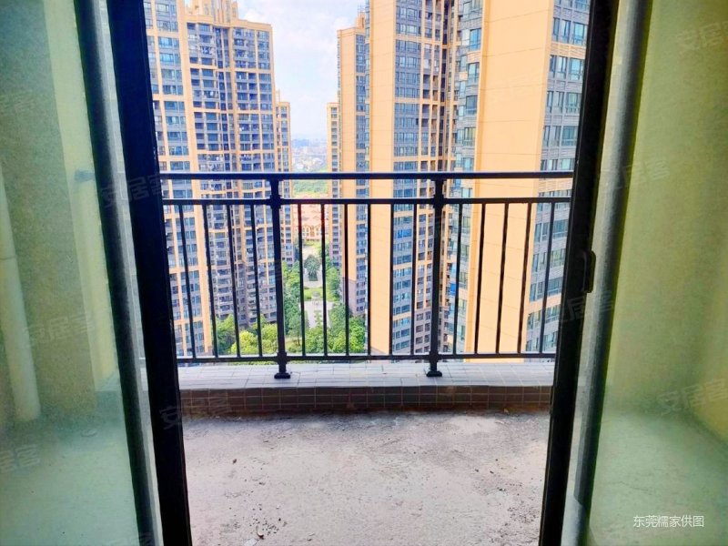 嘉宏锦城东部快速干线路3室2厅2卫11125平方米