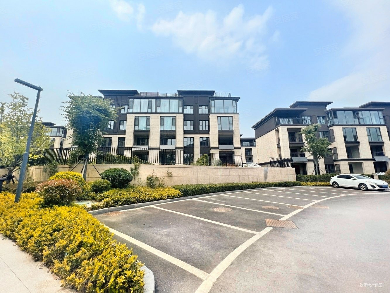 天一仁和珑樾云谷3室2厅3卫142.09㎡南北137万