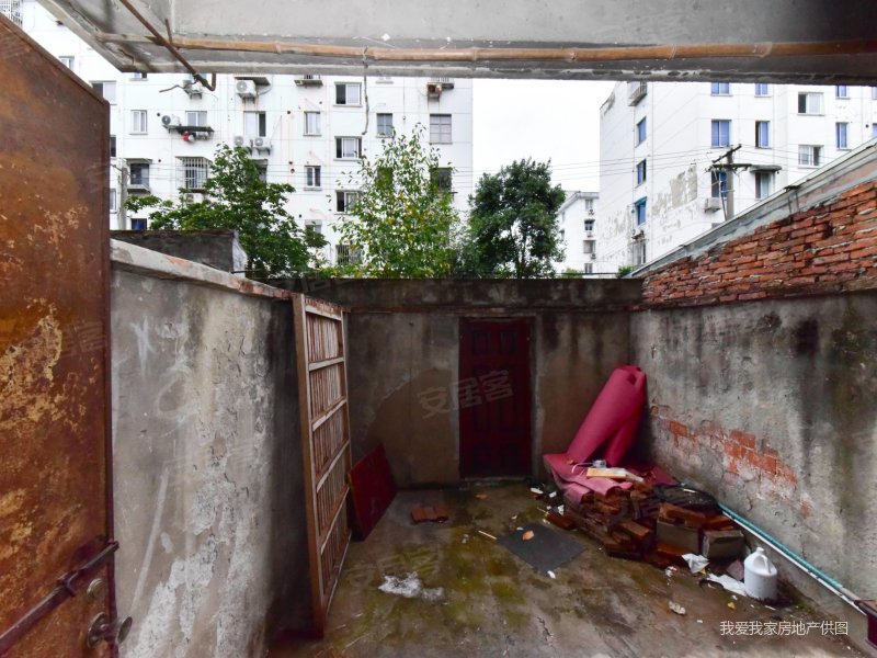 新上轻轨口胥江路小区一楼带开门院子低总价看房方便