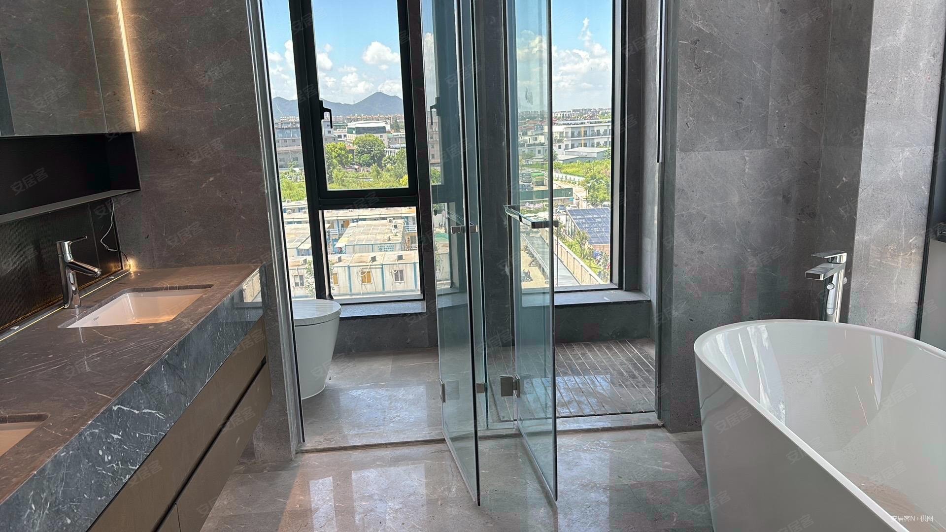 揽月臻翠府(商住楼)5室2厅4卫311.64㎡南590万