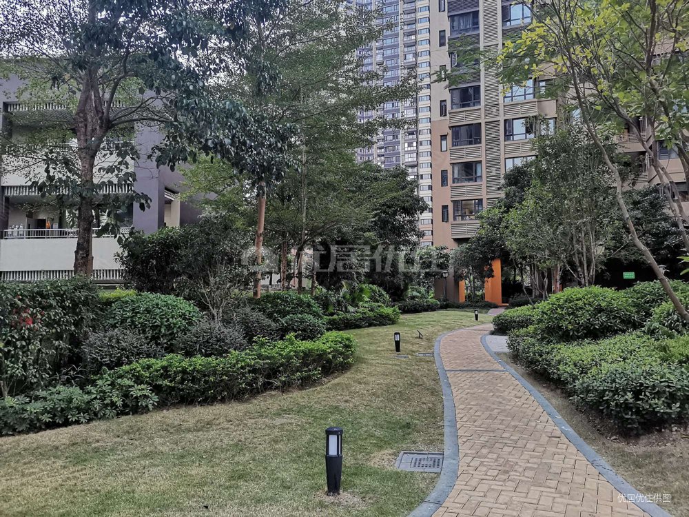 凤岭北荣和公园大道 精装修四房 户型方正 南北向 电梯房