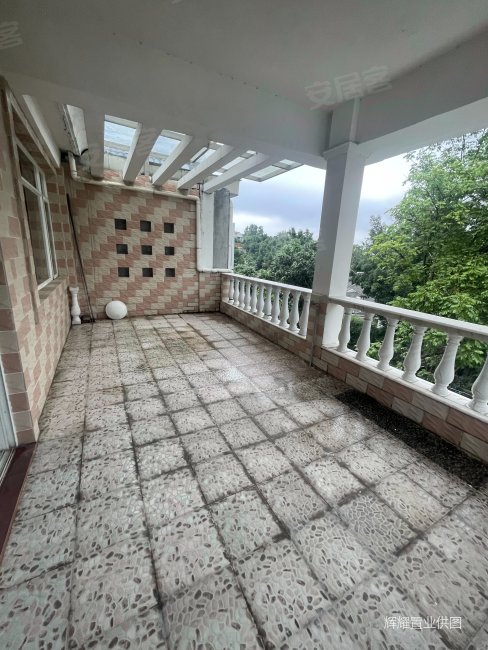 业主很爱惜 单边位 前后侧花园 经常维护 很干净 很精致,金碧御水山庄