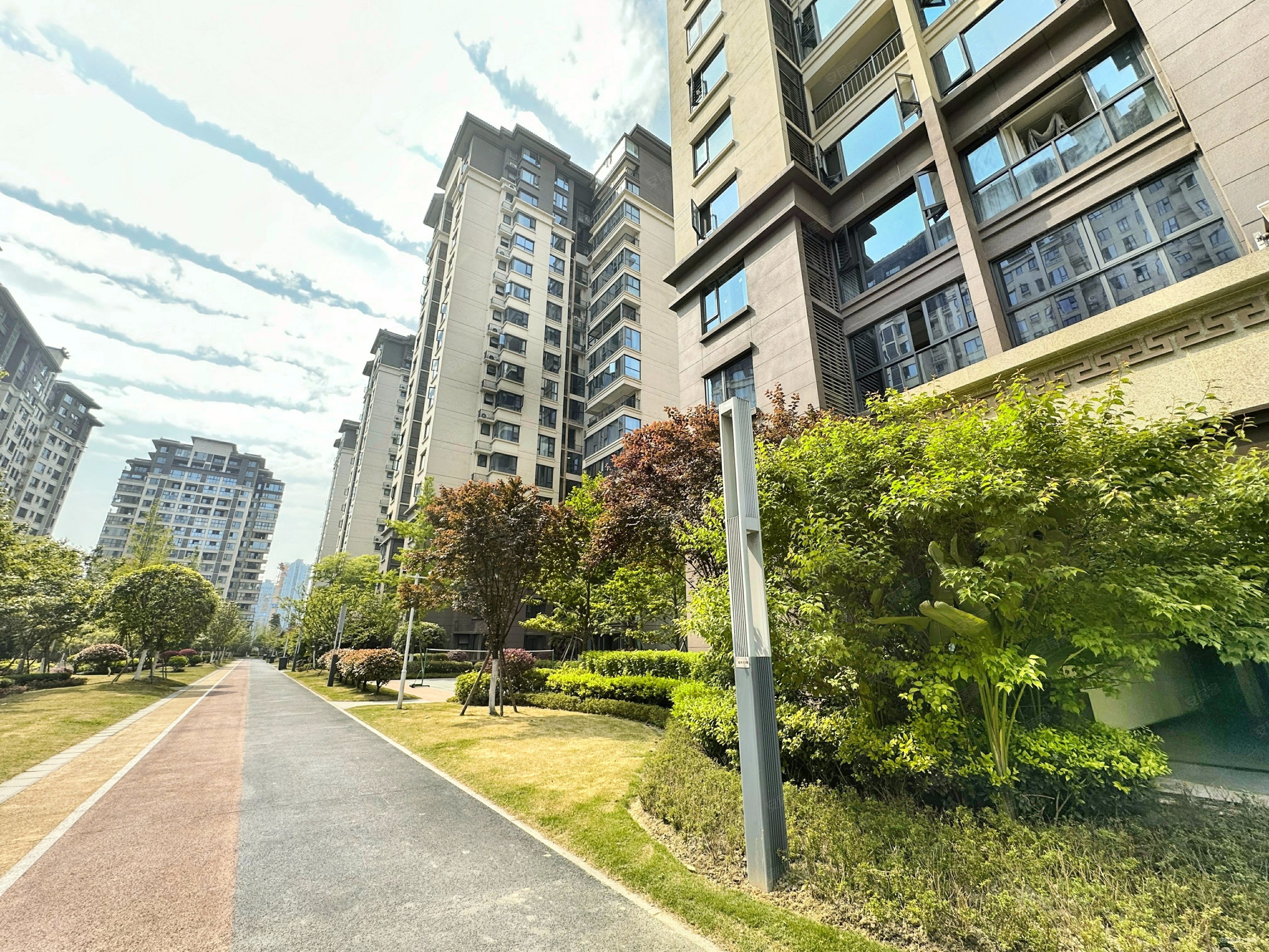 隆腾蜀州府4室2厅2卫137.09㎡南北122万