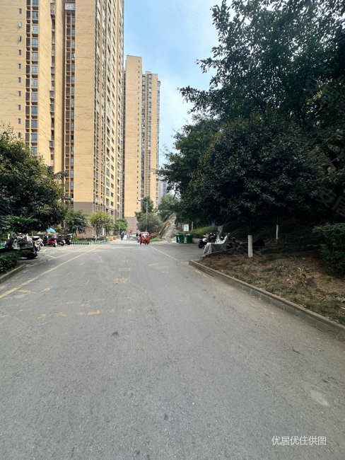 鱼胡路旁边精装三房双卫带家电出售