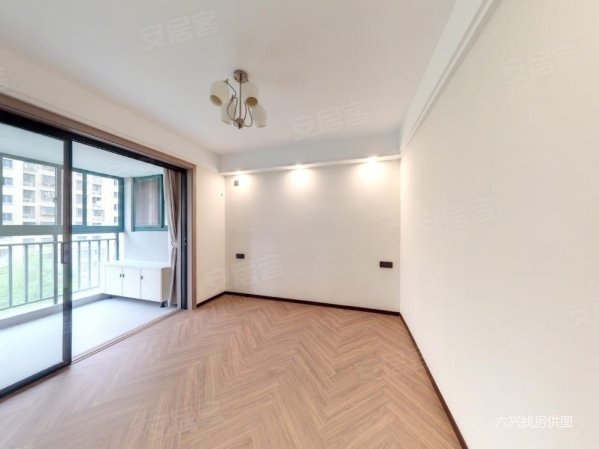 紫藤佳苑3室2厅2卫120.24㎡南北900万