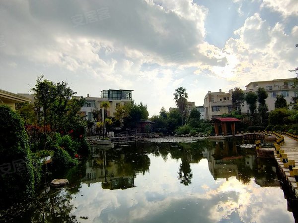 昆明西山滇池度假区滇池卫城蓝溪滇池度假区联排端头别墅 带前后花园