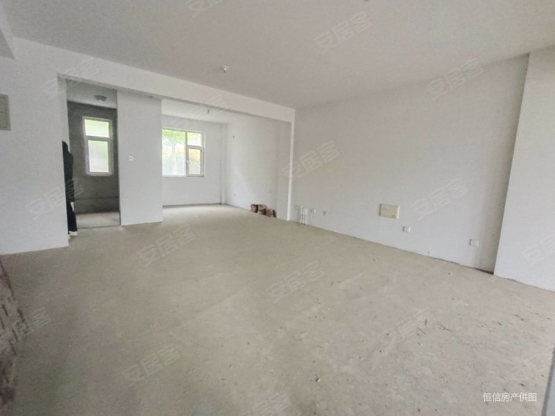 伯爵公馆一楼带80平大院送负一层,随时看房