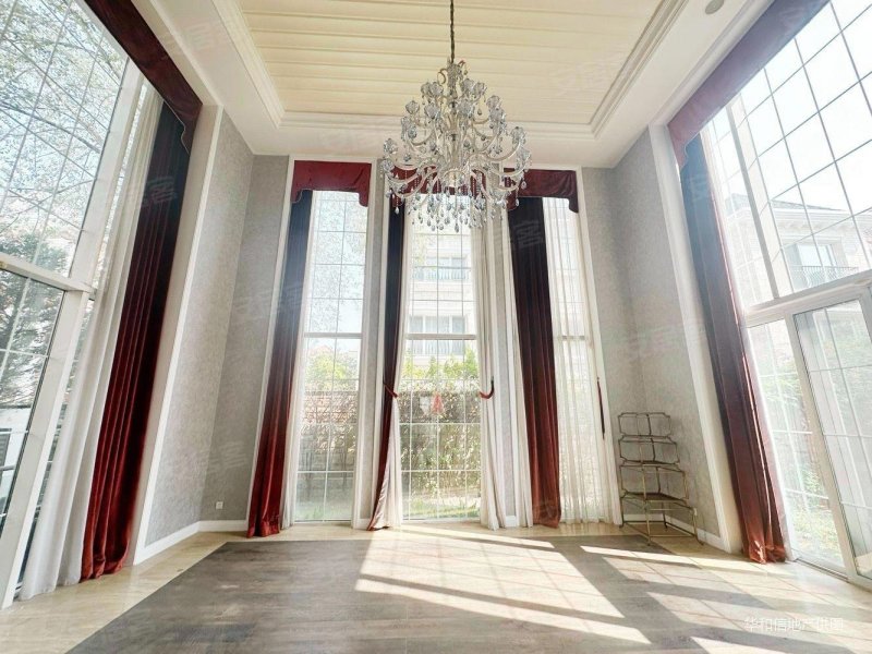 丽宫精致独栋.地上面积大可做5居,带电梯大草坪