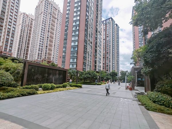 昆明西山前卫营润城5区润城五区 润城学校万达广场旁 精装五房带车位