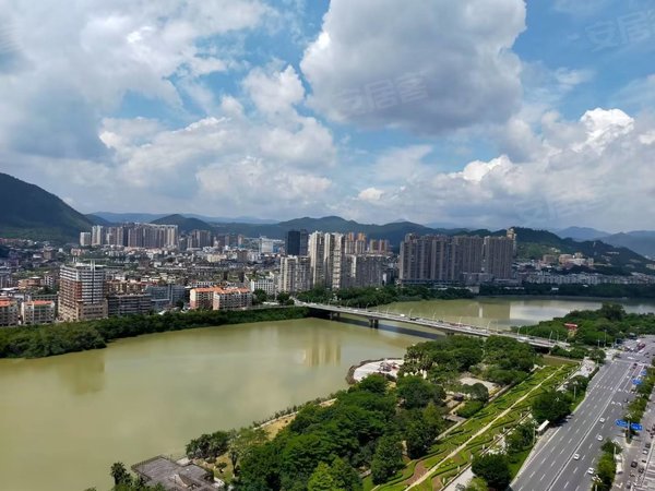 泉州南安南安市区中骏雍景湾180度一线江景大三房,包物业公摊费!