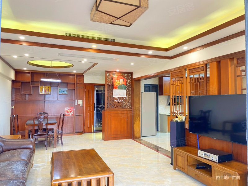 东逸湾东一城旁,四房两厅拎包入住精装修,楼下超市好方便,景好