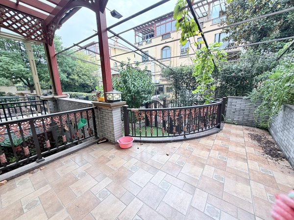 金华婺城湖海塘保集蓝郡(别墅)保集蓝郡别墅4层豪装自住会配家具实景更好看好谈出租房源真实图片