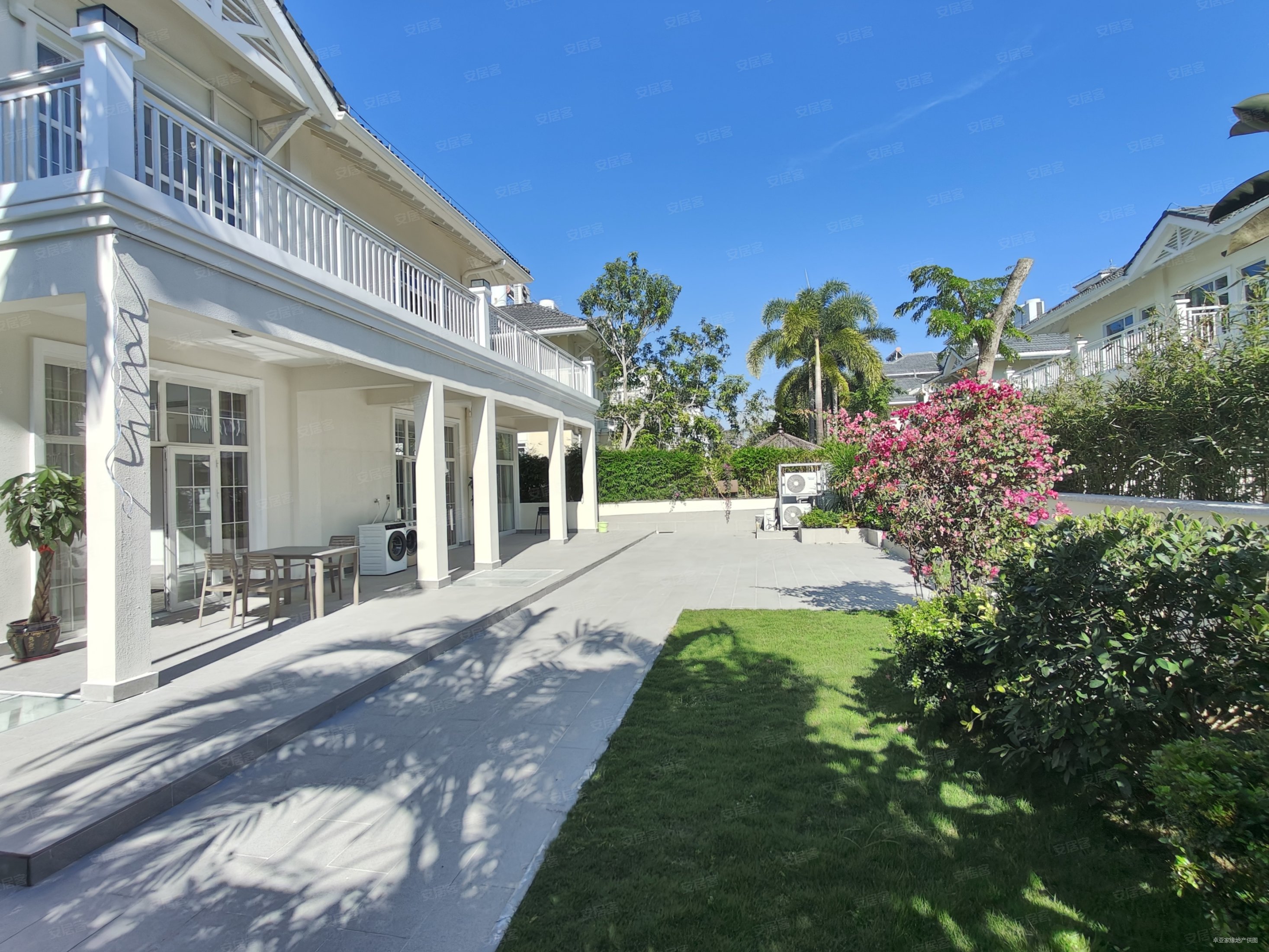 三亚湾海边独栋别墅 鲁能游艇 豪装9房 通透明亮 超大花园