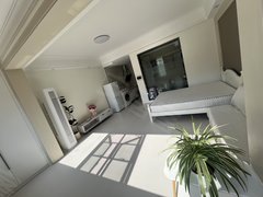 弥勒湖泉片区湖泉生态园红河水乡旁,楼下即是超市,公园,周边有菜市场,公交车站。出租房源真实图片