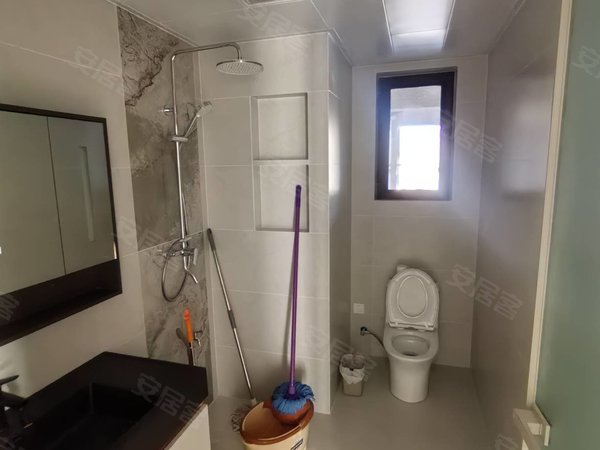 包头稀土高新区滨河大厦伊泰华府荟伊泰一期 三室两厅两卫精装修 第一次出租出租房源真实图片