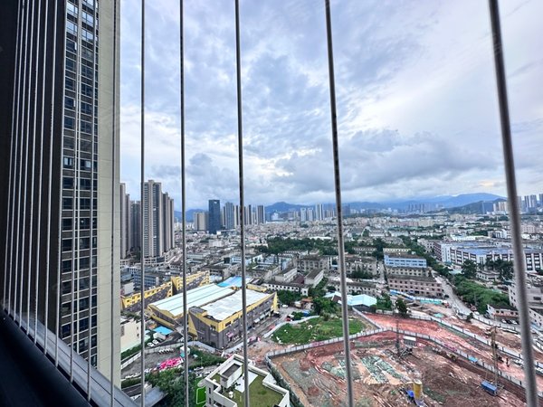 深圳坪山坪山佳华领悦广场楼下16号线地铁口,出行市区方便,隔马路是龙