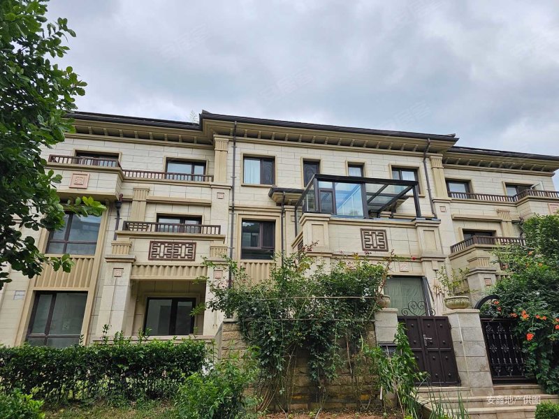 龙湖滟澜山3室2厅3卫145.61㎡南北219万