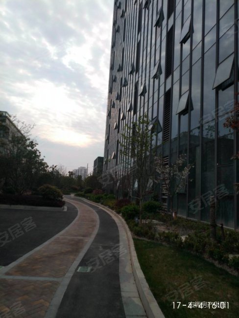 商业配套齐全 电梯房 临地铁 出行方便 南向采光好,绿地峰尚汇二手房