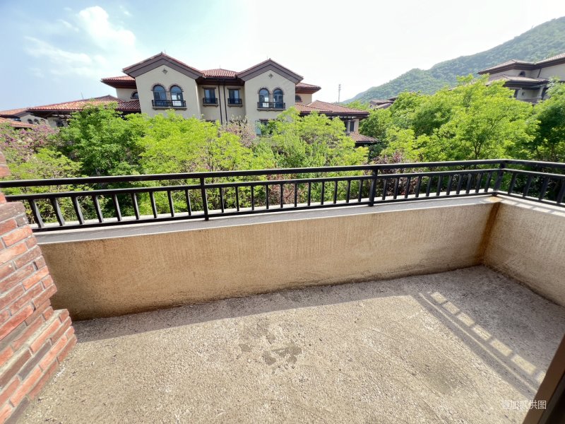 上山间五期双拼 三面环院260平花园 挑空客厅 带私家车库