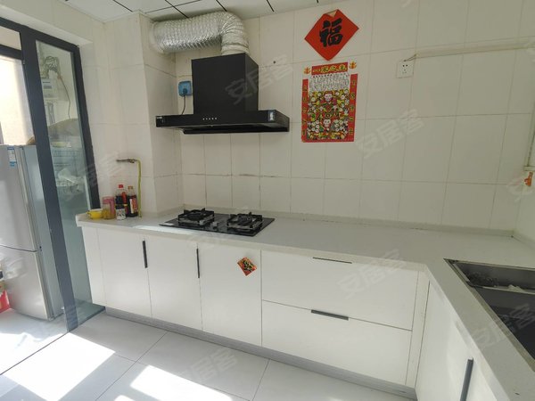日照东港老城区风景水岸免费停车!现代精装!风景水岸50平1室带家具家电900元有钥出租房源真实图片