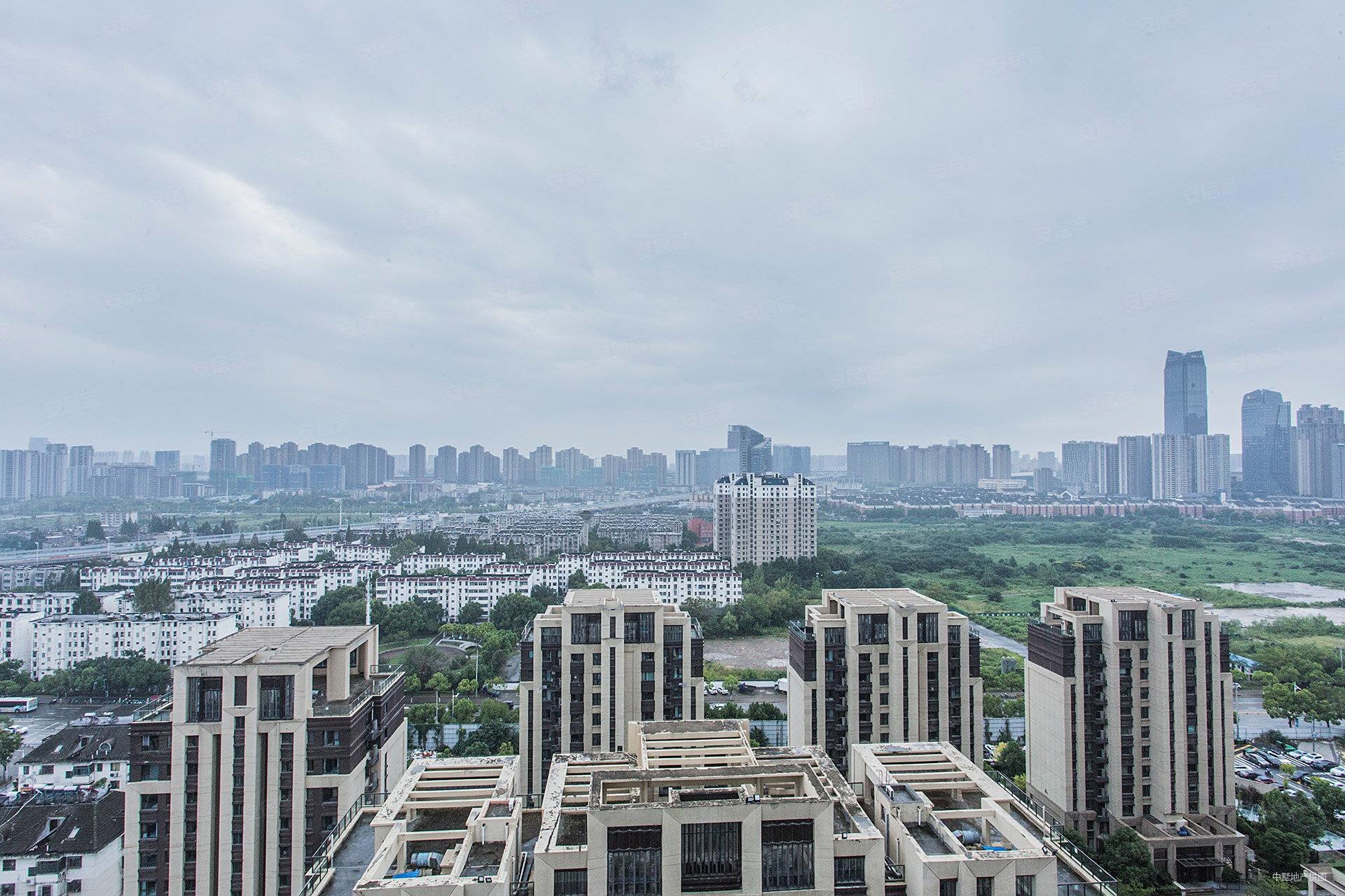 天鹅湖moma一期3室2厅1卫95.23㎡南北388万