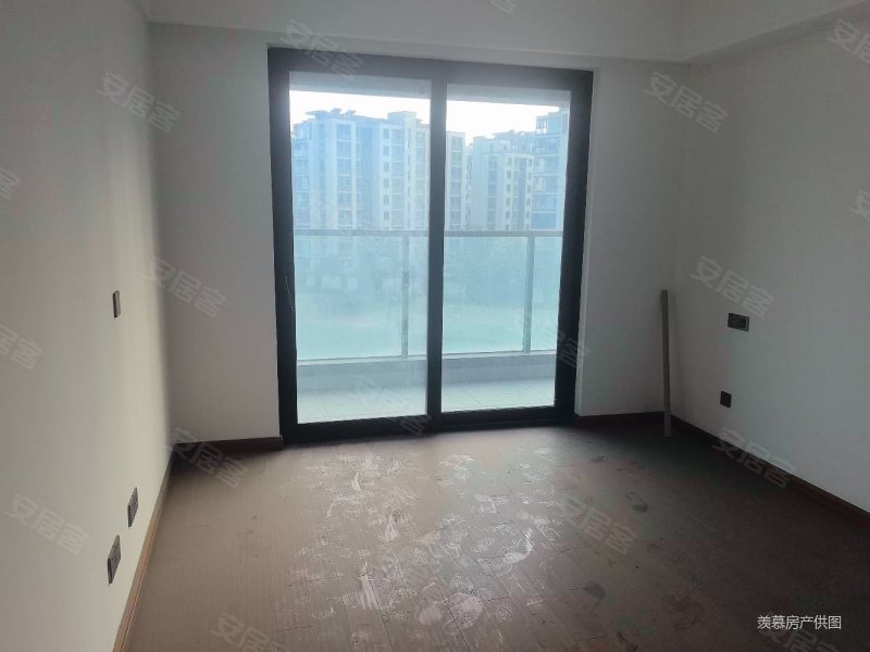 上湖城章(三期)4室2厅3卫172.63㎡南北1018万