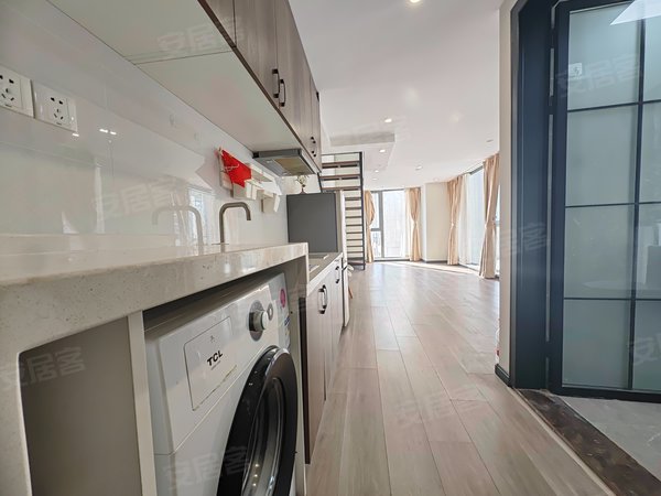 青岛崂山汽车东站青铁华润城(商住楼)可短租青铁华润城loft公寓 边户