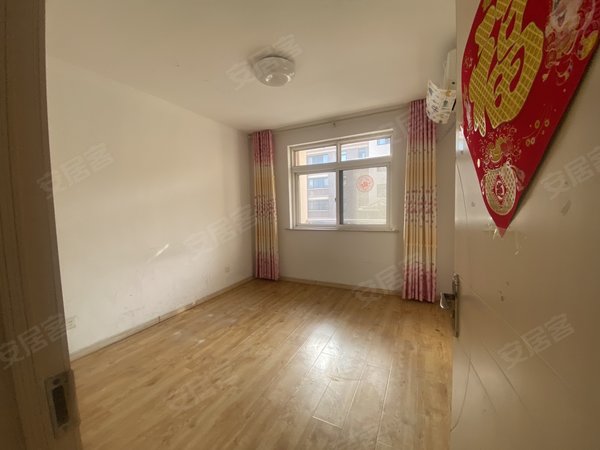 水岸豪庭多层的1楼带俩个车位加储寻找自带家具的租客