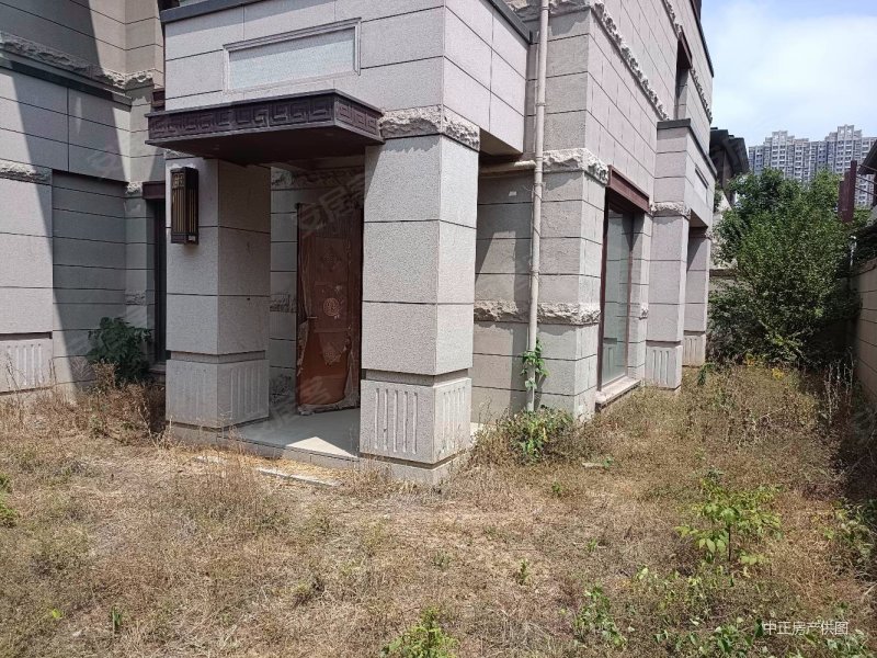新出诺德名府别墅163户型,南院院子方正,门口3个停车位.