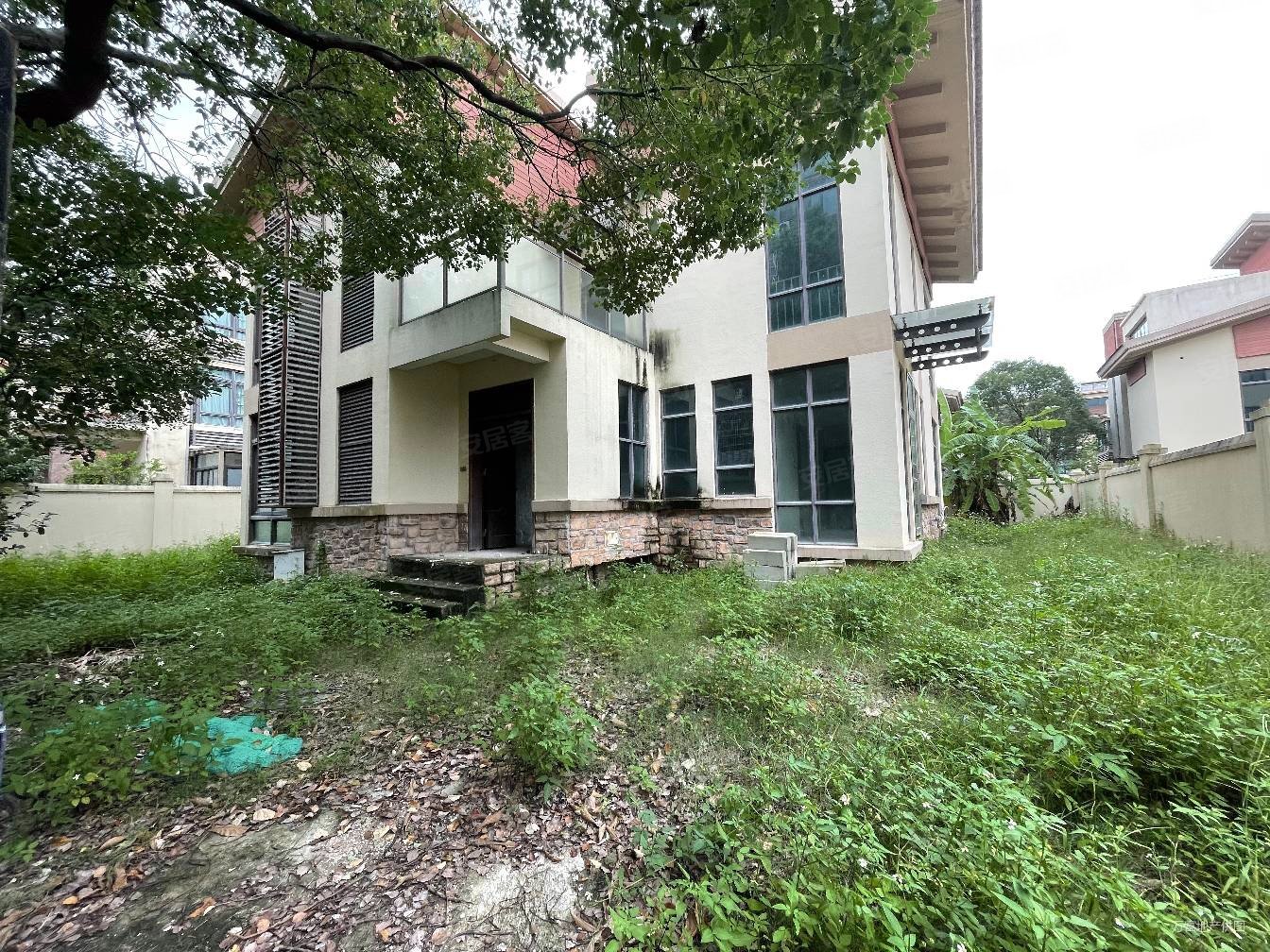 盘龙湾 独栋别墅 70年产权 带300平方花园 一共有三层