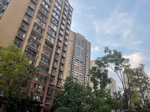 昆明西山前卫营润城八区润城八区 3室2厅2卫  精装修包含独立车位出租