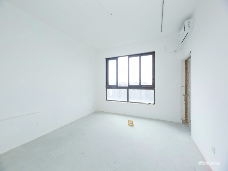 凤凰楼层,有产权车位,毛坯的大平层,可以按照自己的风格装修,绿地景汇