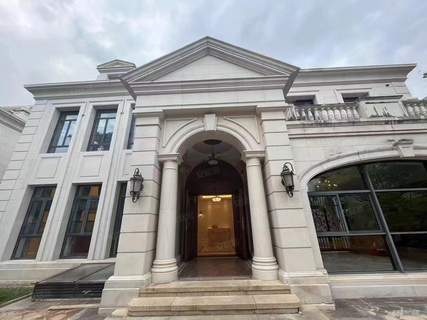 五缘湾湿地公园建发央墅带大泳池花园600平