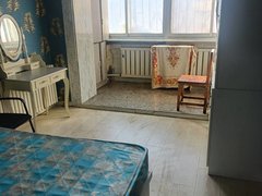 长春朝阳红旗交通宿舍5楼实墙阳面主卧，设施齐全，室内干净月交。出租房源真实图片