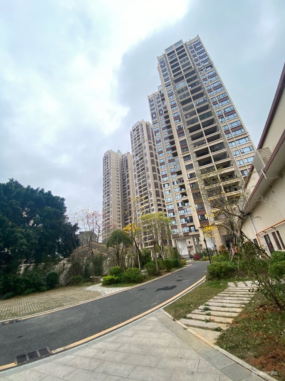 永和苑3室2厅2卫106.56㎡南130万