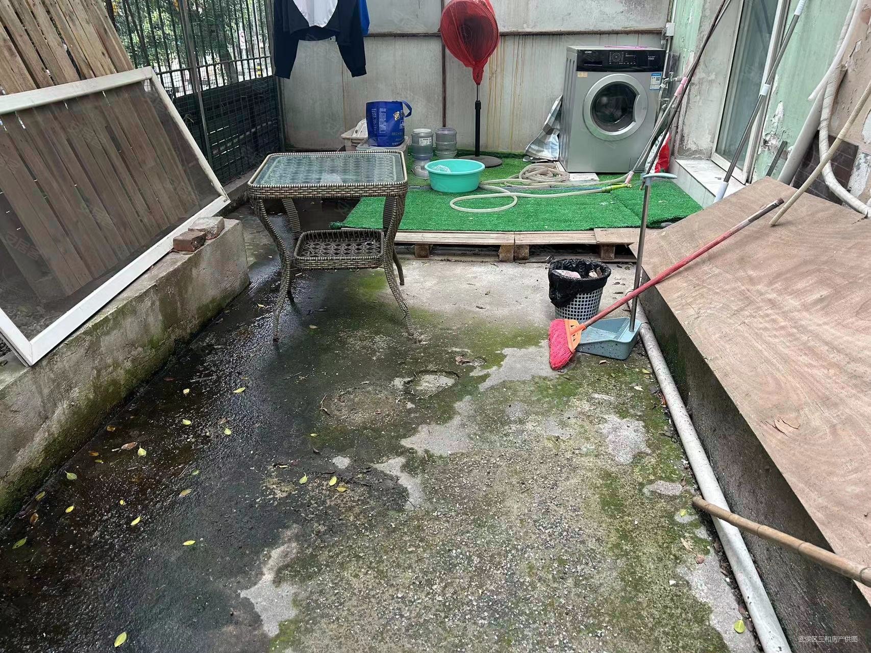 菊园近医院交通便利大两居南北通透2楼带平台套二