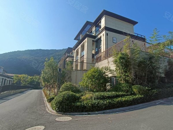 杭州富阳银湖清源上林湖(别墅)可长租 边套排屋 有3个打通大厅 已浇筑