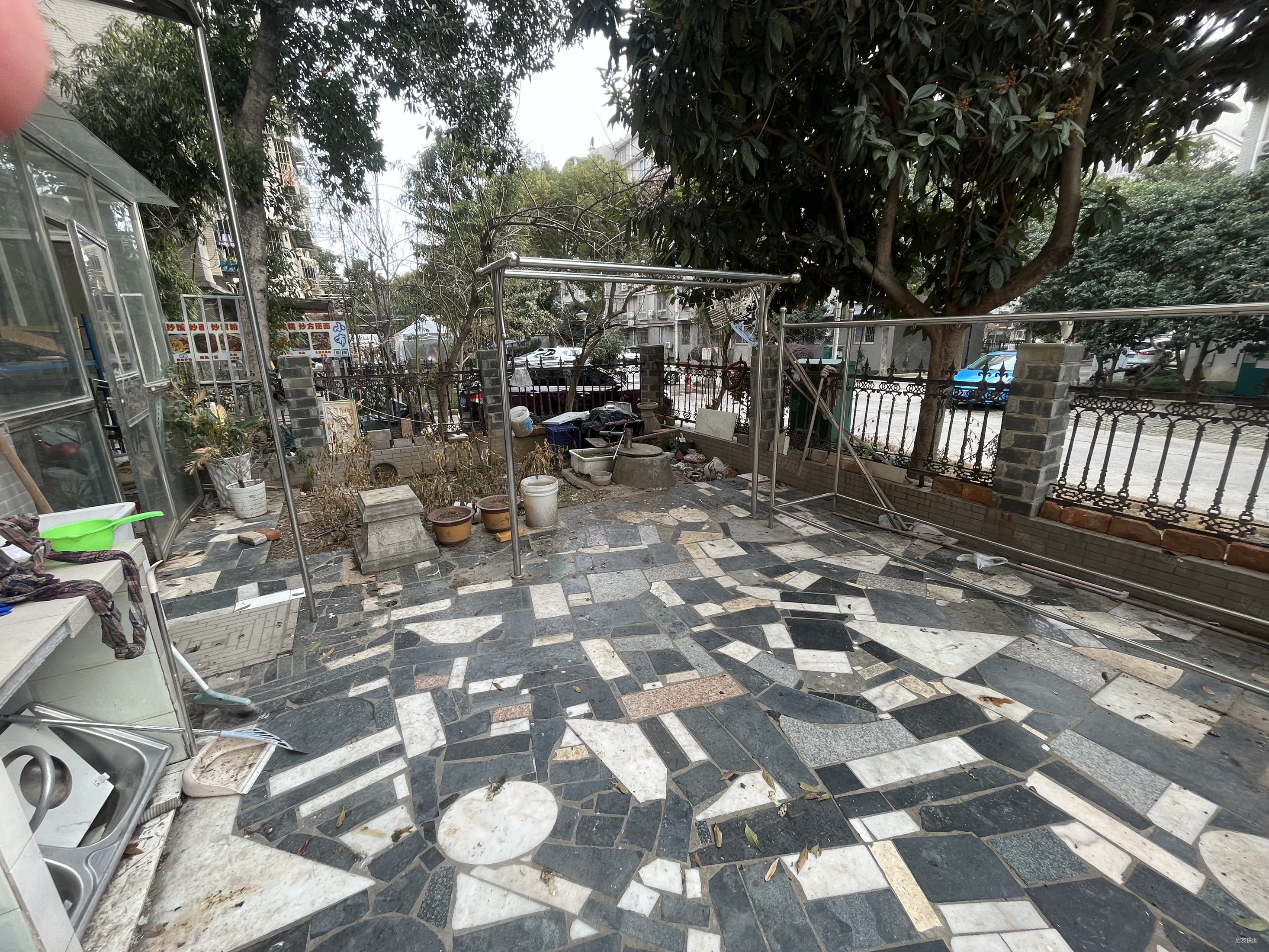 兴都花园一楼带个大院子大三房房东诚心出售看房随时