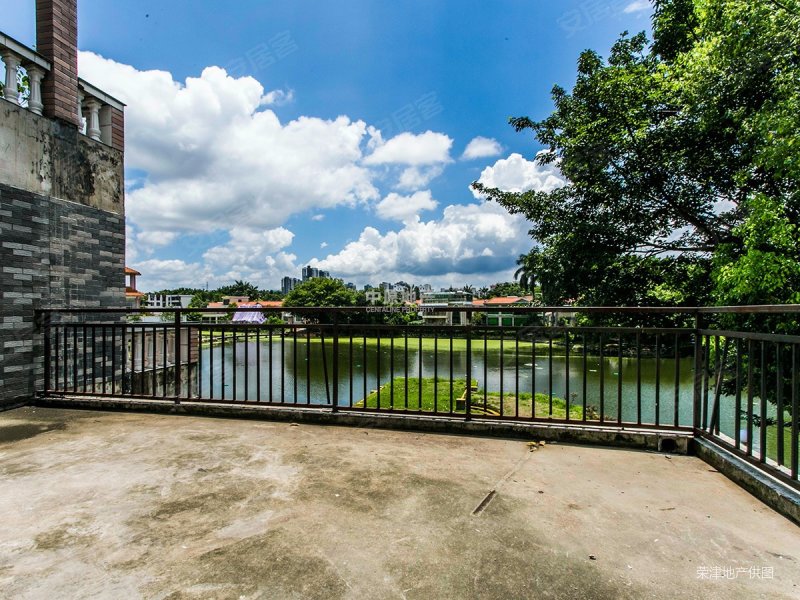 龙岗湖边别墅 上下三层 带院子,有车位 满五少税