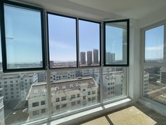 乳山银滩长江路看大拇指 电梯11楼 大两室两厅 南北通透 空调宽带 拎包出租房源真实图片