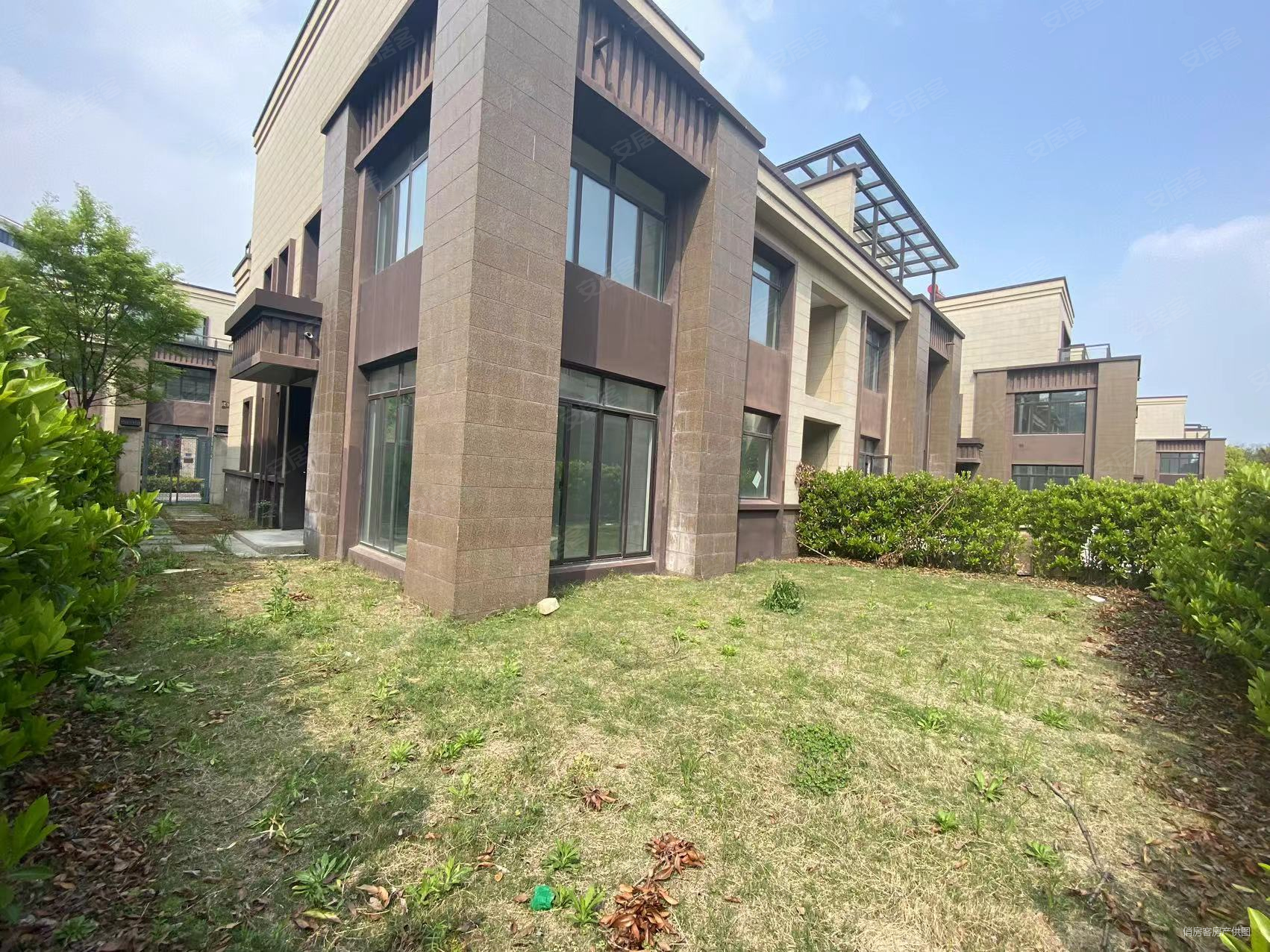 离青浦 近的一个小区.双拼别墅.客厅超高挑空.送大露台.急售