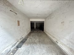 眉山东坡东门口东方医院旁静欣苑库房出租,大小车可以进出方便好停车装货卸货。出租房源真实图片