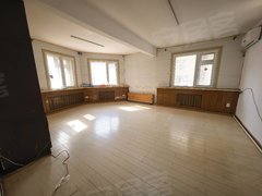 哈尔滨道里中央大街经纬113旁 使用70米 两室一厅 3楼 适合看护班 工作室出租房源真实图片