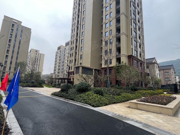 绍兴柯桥杨汛桥水韵蓝湾水韵蓝湾,毛坯房出租,有地板和热水器,墙已隔