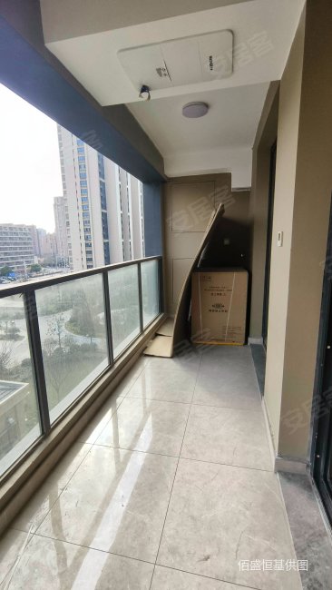 奥体西隔壁西斯莱公馆精装3室2卫,双阳台落地窗采光很好,绿地淮海国博