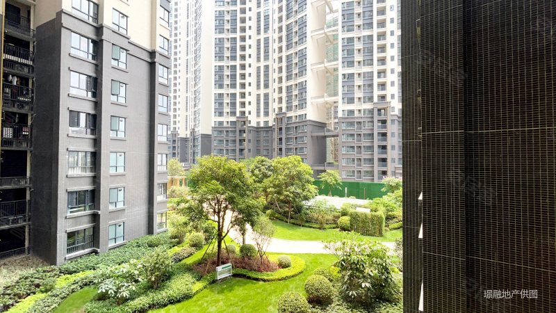 近珠海上冲明珠城轨站,坦洲逸骏半岛121三房两卫,旁边有公园,逸骏半岛