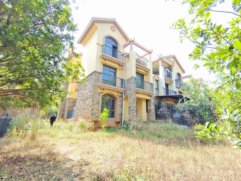 万和300平花园端户别墅客厅中空带露台使用600多急售